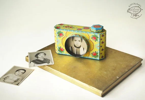 Printable paper frame shaped like a vintage camera. So cool!