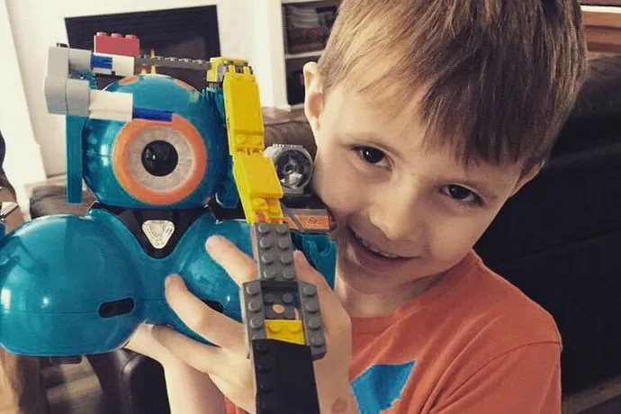 9 cool coding projects for students using the Blockly app with Dot + Dash robots