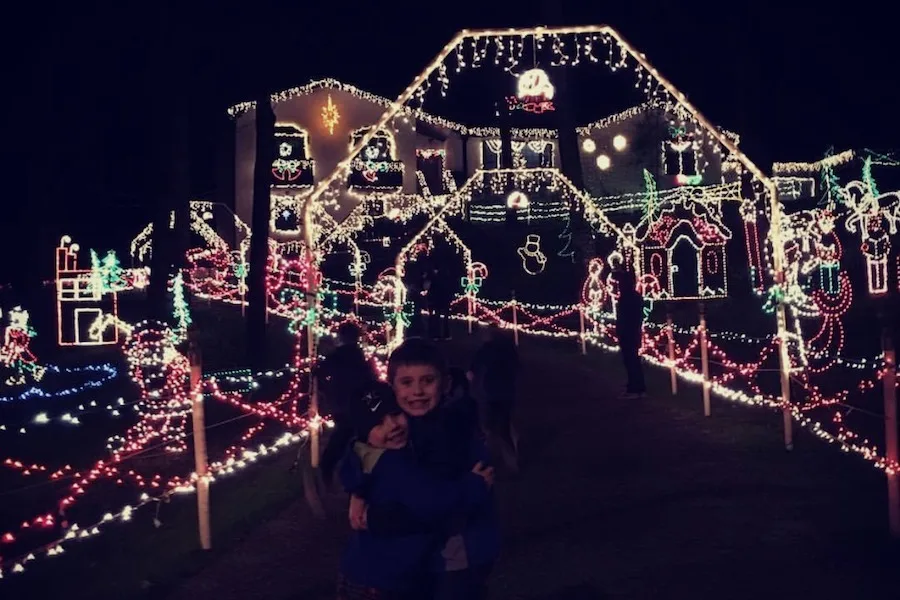 Make memories with the kids with help from the free Christmas Lights Displays app this season