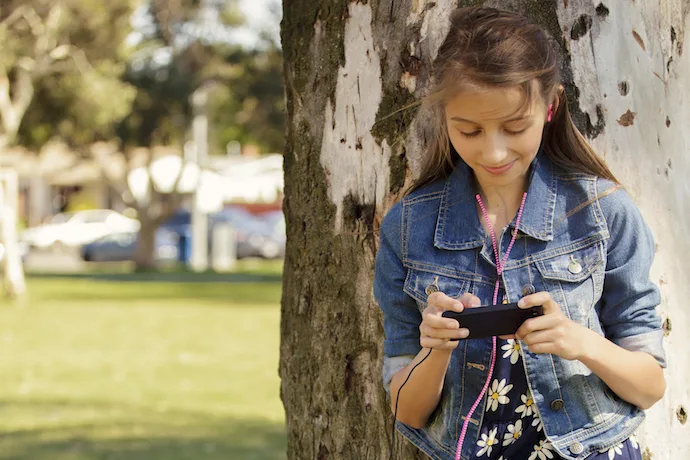Zipbuds tangle-free noise-canceling earbuds