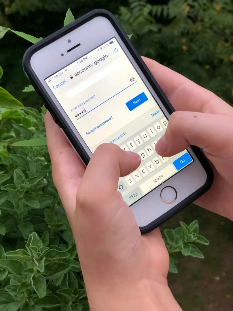 6 online safety tips for parents to tell kids, to help keep them safe and keep their information private | Cool Mom Tech