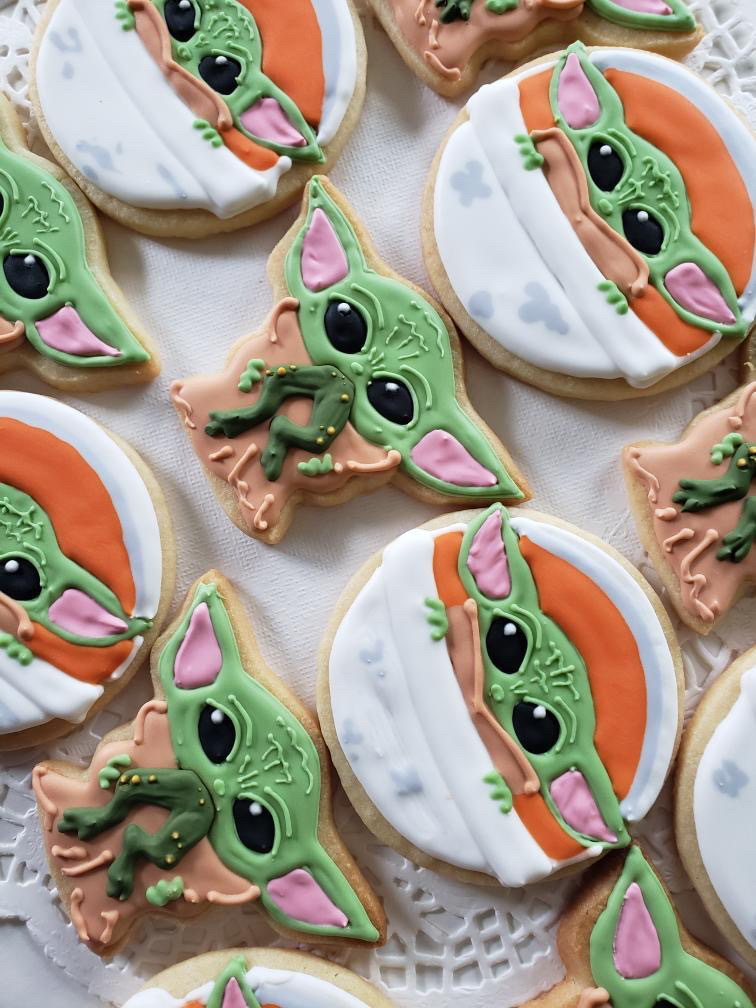 9 awesome Mandalorian gifts for Star Wars fans, young and old: Baby Yoda cookies | Niki's Cake Pops