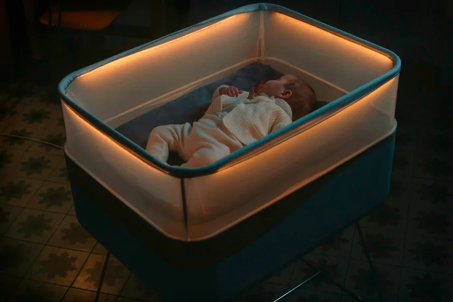 This new baby cot lulls them to sleep like you're driving them in a car